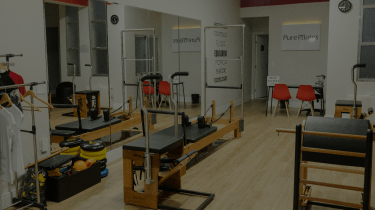 Os exercícios são feitos com aparelhos no novo estúdio de pilates